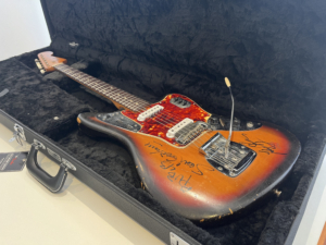 Fender Jaguar 1965 Sunburst Original – Firmada por John Sykes y Scott Gorham (Thin Lizzy)